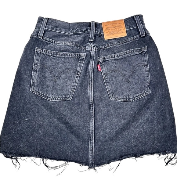 Levi’s faded black 5-pocket mini denim skirt, 24, Button Fly, Raw Edge Hem, Soft - Picture 4 of 5